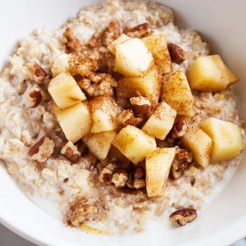 Creamy Apple Pie Oatmeal Bowl with a cinnamon-spiced apple topping, perfect for a hearty breakfast.
